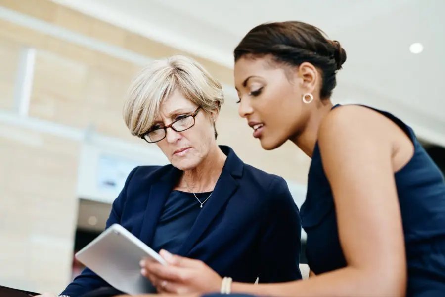 employees-talking-about-time-management