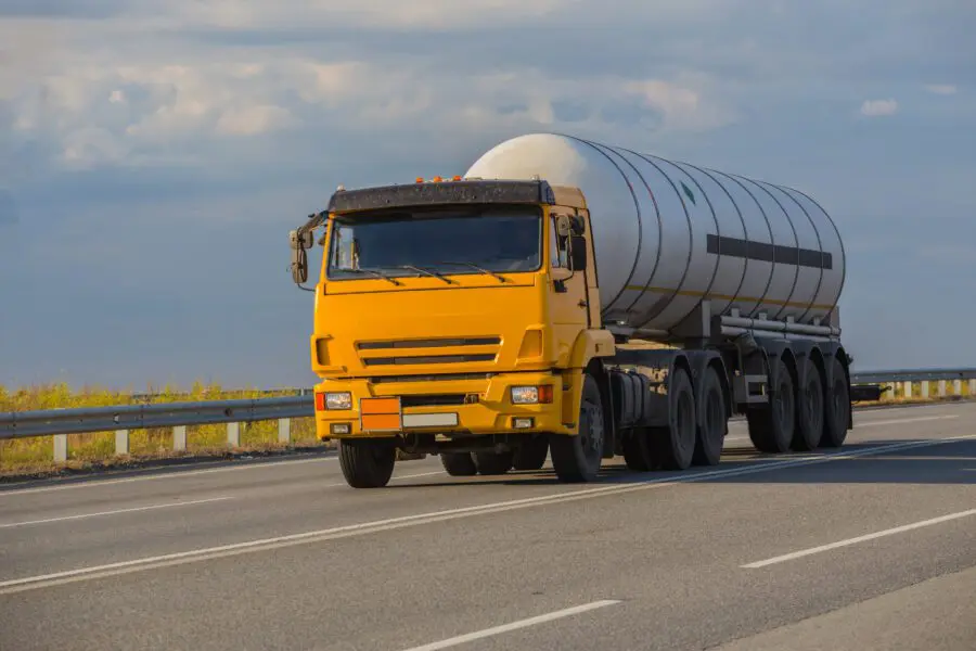 Truck with a liquefied gas tank