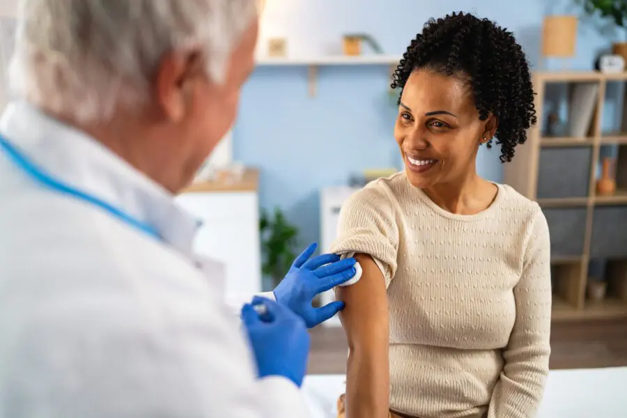 woman-using-fsa-and-hra-at-the-eye-doctor