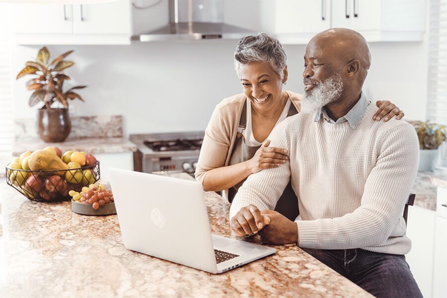 CoupleBrowsingOnTheComputer